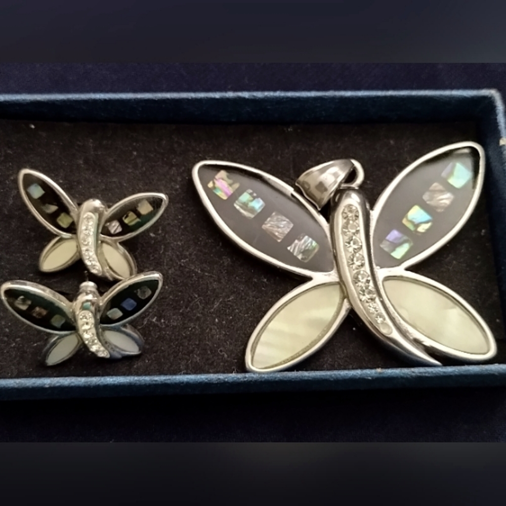 🎀 Butterfly stainless steel Earrings & chain pendant  Set (mother of pearl )